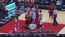 LeBron James mis au sol par Jonas Valanciunas pendant le match NBA Cavaliers VS Raptors