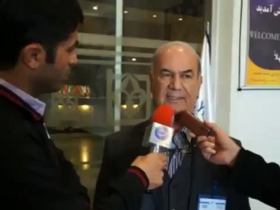 Un président de club de foot donne un coup  dans les parties intimes d'un journaliste !