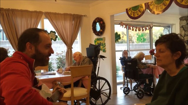 Il joue une chanson à sa maman atteinte d'Alzheimer pour la soulager : tellement touchant!