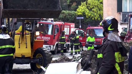 Download Video: Napoli - Crolla un muro a Chiaia, 8 auto travolte -2- (05.03.15)