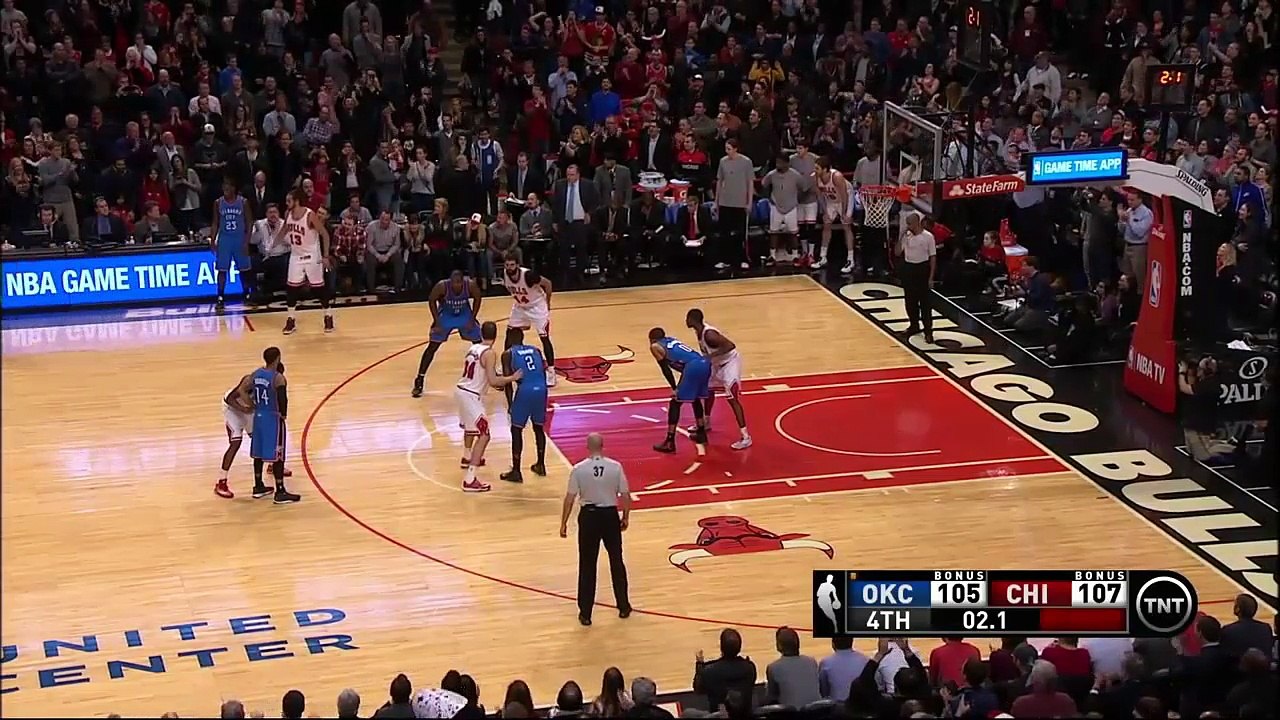 Quand un fan des Bulls donne la fessée à Joakim Noah