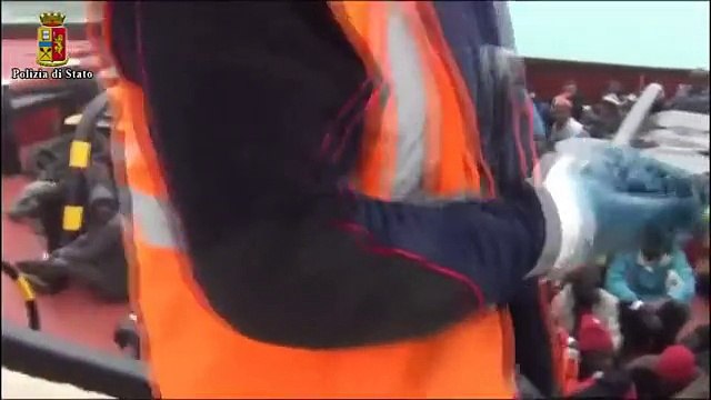 Ragusa - Sbarco migranti a Pozzallo, arrestato presunto scafista (05.03.15)