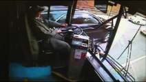 Etats-Unis : Un accident de bus filmé de l'intérieur