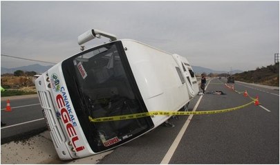 Yolcu midibüsü devrildi: 1 ölü, 9 yaralı