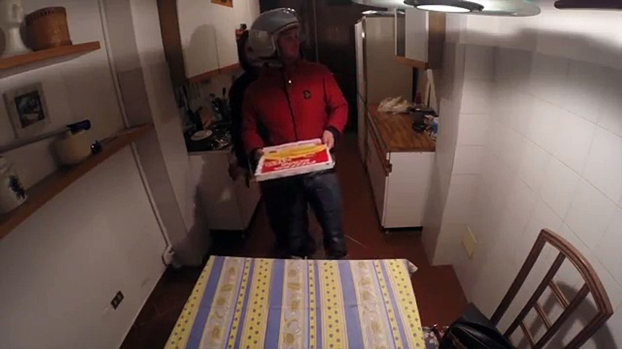 Contentissimo l’uomo delle consegne nel vedere questa ragazza seminuda, dietro di lui c’è una terrificante sorpresa