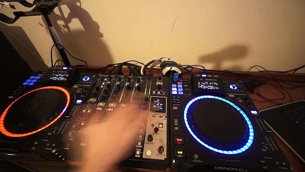 BEGINNER DJ MIXING LESSON ON BEAT MATCHING BY ELLASKINS THE DJ TUTOR