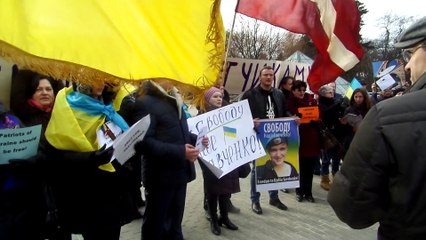 пение на пикете 6 3 2015 в Риге