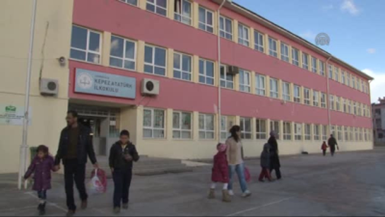 Minik Ellerin Yaptığı Gelincikler Çanakkale Şehitleri İçin