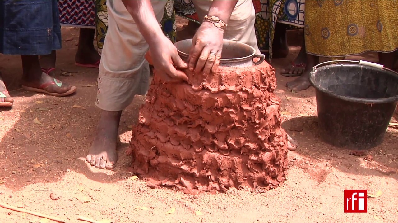 BURKINA FASO les femmes révolutionnent les foyers Vidéo Dailymotion