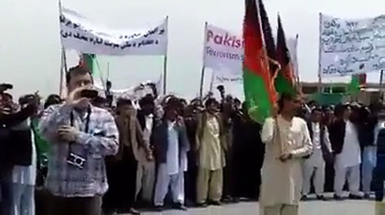 دیکھیں ان نمک حرام افغانیوں کو جو آستین کا سانپ بن کر کتنے سالوں تک پاکستانیو