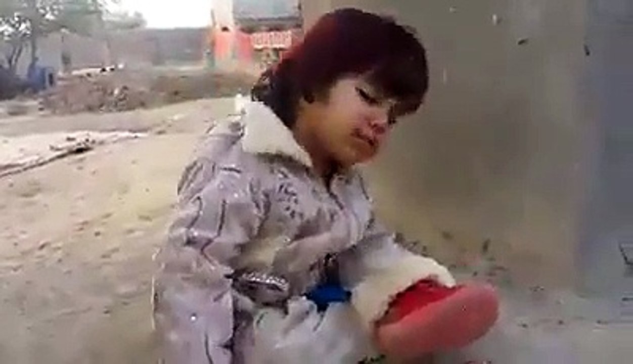 ھاھاھا اس چھوٹی سی بچی کی نیند دیکھیں