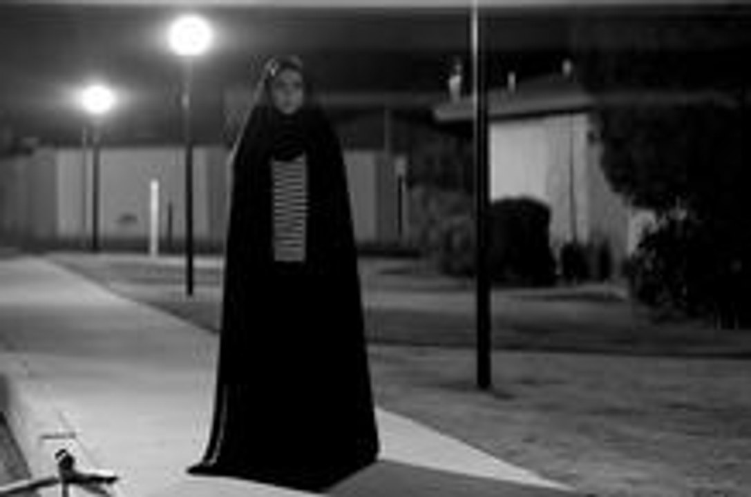 A Girl Walks Home Alone At Night Trailer (Deutsch)
