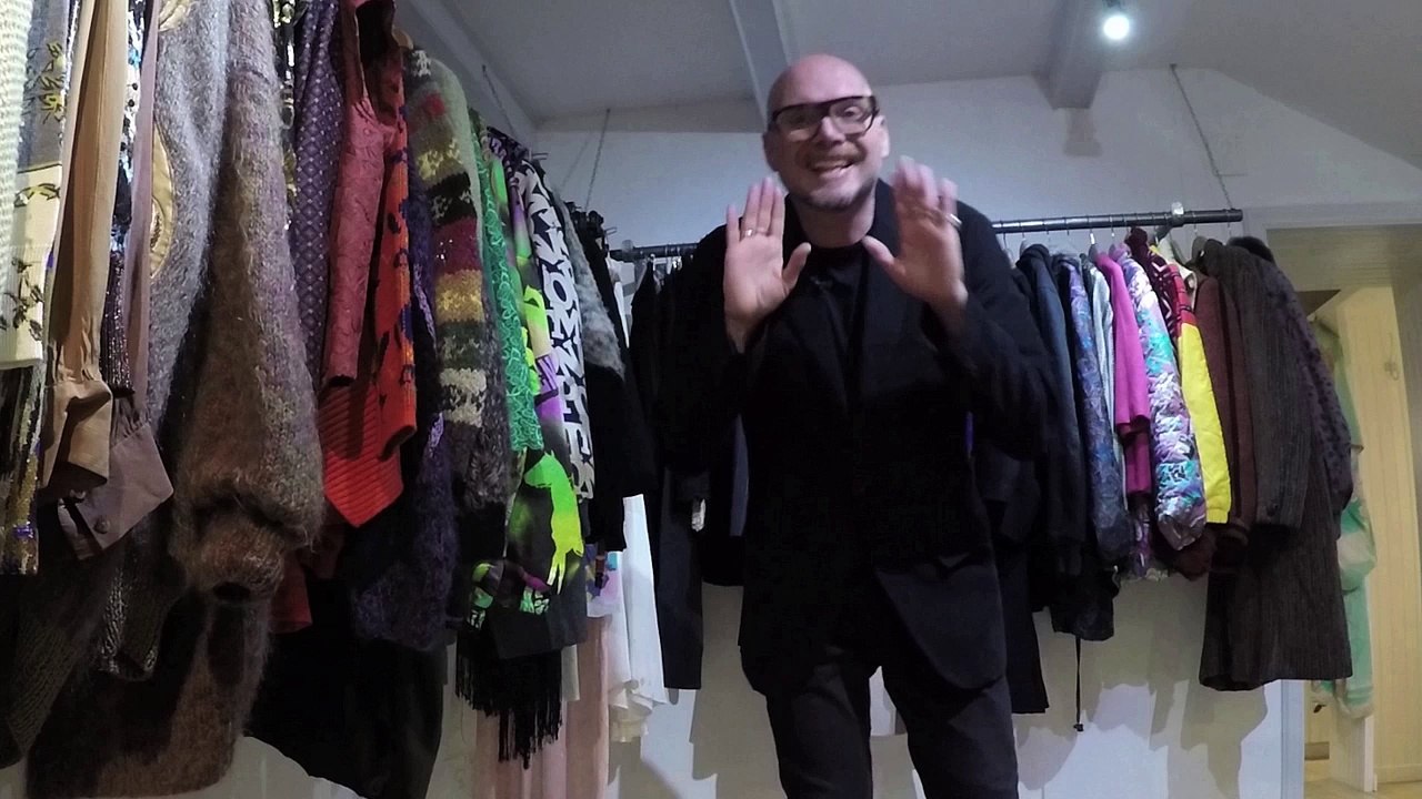 CRISTIANO GATTO - LA MODA CON LA "m" MINUSCOLA - L'ironia ci porta via