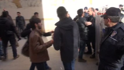 Sivas'ta Karşıt Görüşlü Öğrenciler Birbirlerini Taşladı Ek