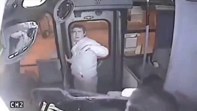 il essaye de voler un sac dans un bus, mais il est rattrapé par le Karma