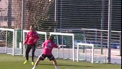 Fantastico toques de cabeza de Luka Modric y Cristiano Ronaldo que celebran con espaldiñas