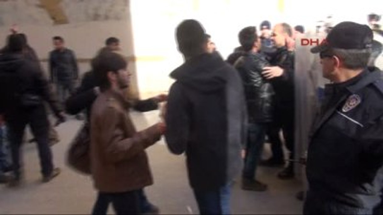Sivas'ta Karşıt Görüşlü Öğrenciler Birbirlerini Taşladı Ek