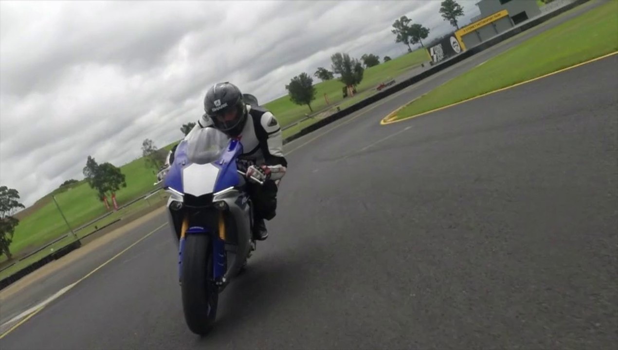 Essai Yamaha YZF-R1 2015 : l'épouvantail sur piste !