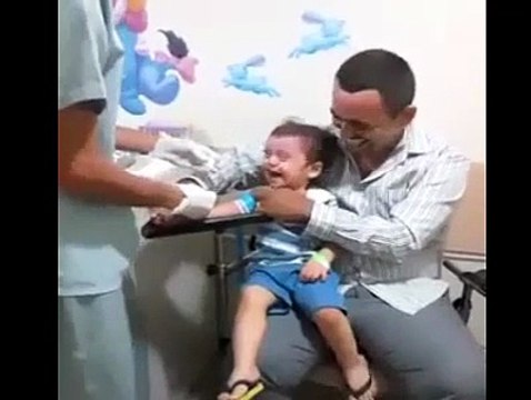Best doctor ever for kids : baby laughing while getting Injection!