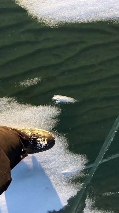 Glace complètement limpide et transparente sur le lac Huron : lac gelé magique