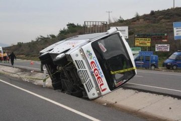 Bergama'da Yolcu Midibüsü Devrildi: 1 Ölü, 9 Yaralı