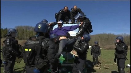 Video herunterladen: Sivens: les gendarmes évacuent les derniers zadistes