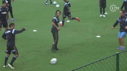 Sorridente, Valdivia dá show de habilidade em treino do Verdão