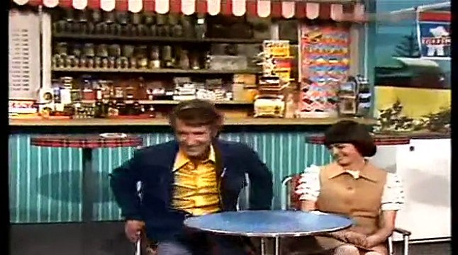 Mireille Mathieu et Rudi Carrell dans un sketch « Städte Namen » (Rudi Carrell Show, 1973)