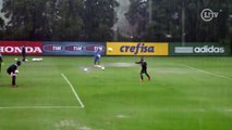 Gabriel Jesus manda de primeira e faz belo gol no treino do Verdão