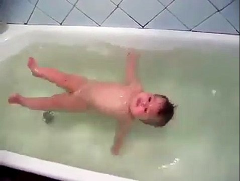 Ce bébé est Trop MIGNON ! Regardez ce qu'il Fait