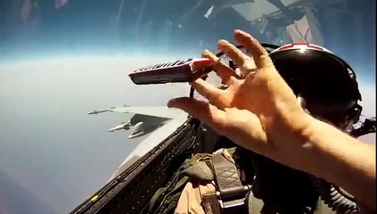 Il essaye de manger dans un Avion de Chasse