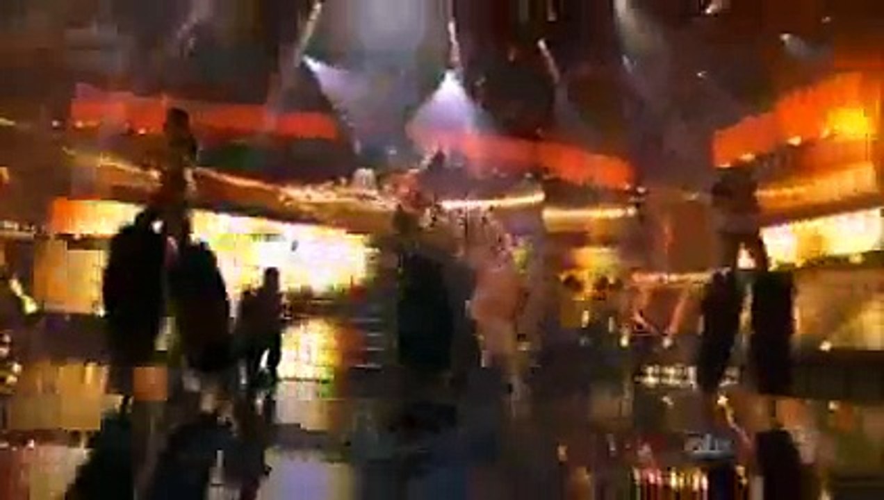 Enrique Iglesias Stops The Show With 'Heart Attack'