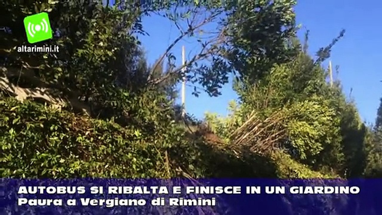Paura a Vergiano di Rimini, autobus si ribalta e finisce in un giardino