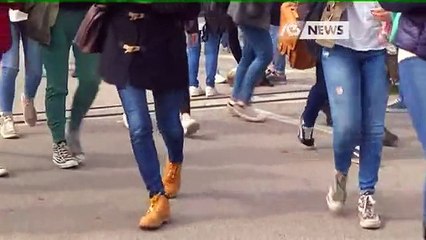 DIFENDE UNA RAGAZZA, PRESO A PUGNI