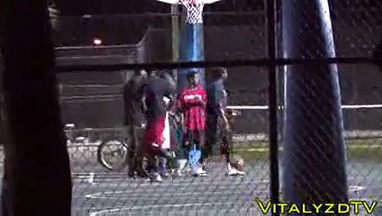 Un Zombie qui fais peur au gens dans la rue - Caméra cachée