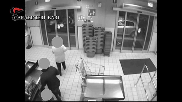 Molfetta - Rapina un supermercato con una mannaia (06.03.15)