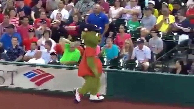 Güvenlik Görevlisinin Maskota Ayar Çekmesi