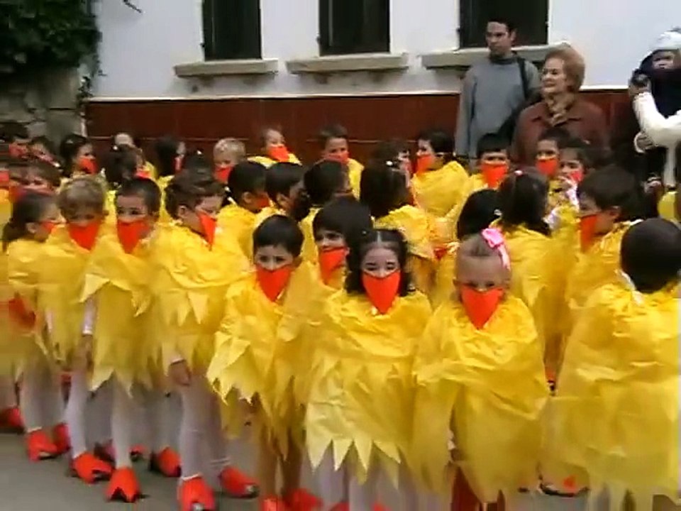 La Gallinita sabia y sus lindos pollitos (480p)