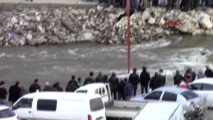 Çanakkale Çaya Düşen Kamyonet Çıkartılırken Yürekler Ağza Geldi