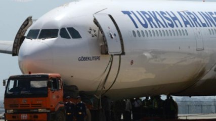 THY Uçağı Nepal'de Saplandığı Yerden TIR'la Kurtarıldı