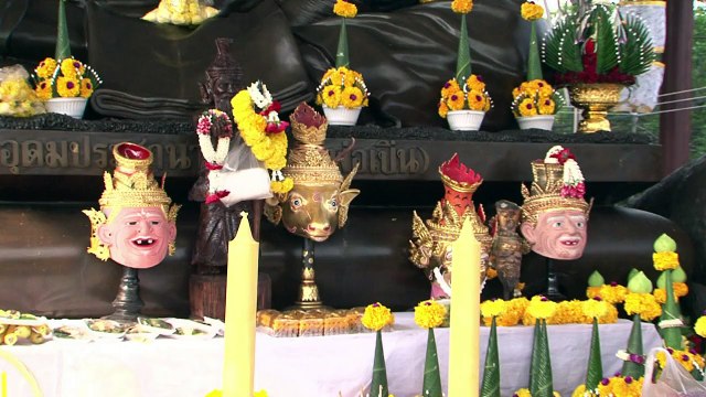 Séance de transe et de tatouages lors d'un festival en Thaïlande