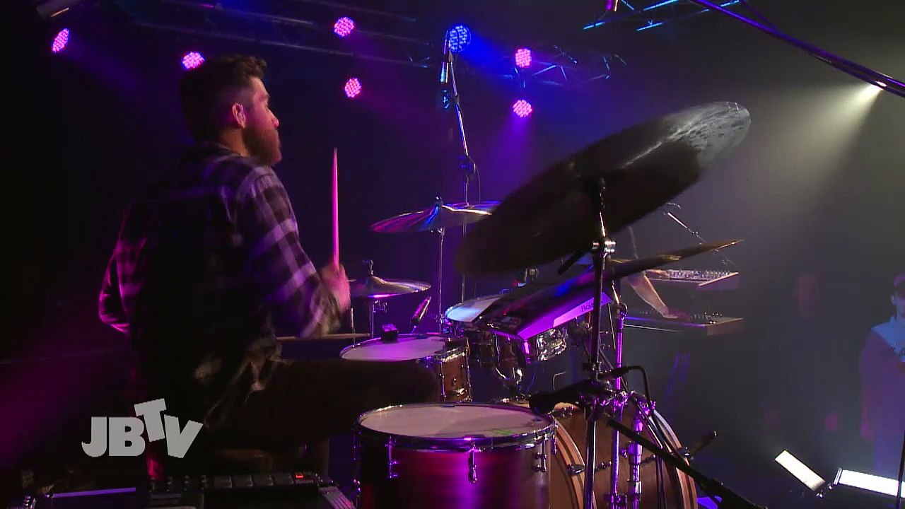 Barcelona - Lose Control - Live