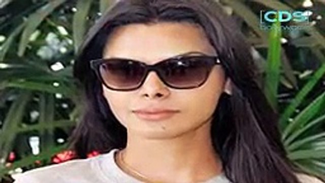 Sherlyn Chopra Flaunts Her Dress.mp4