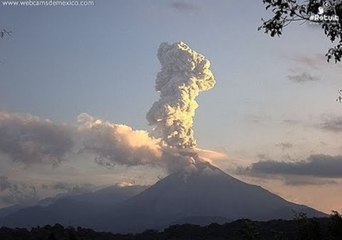 Скачать видео: Colima Volcano Throws Huge Plume of Ash Into Sky