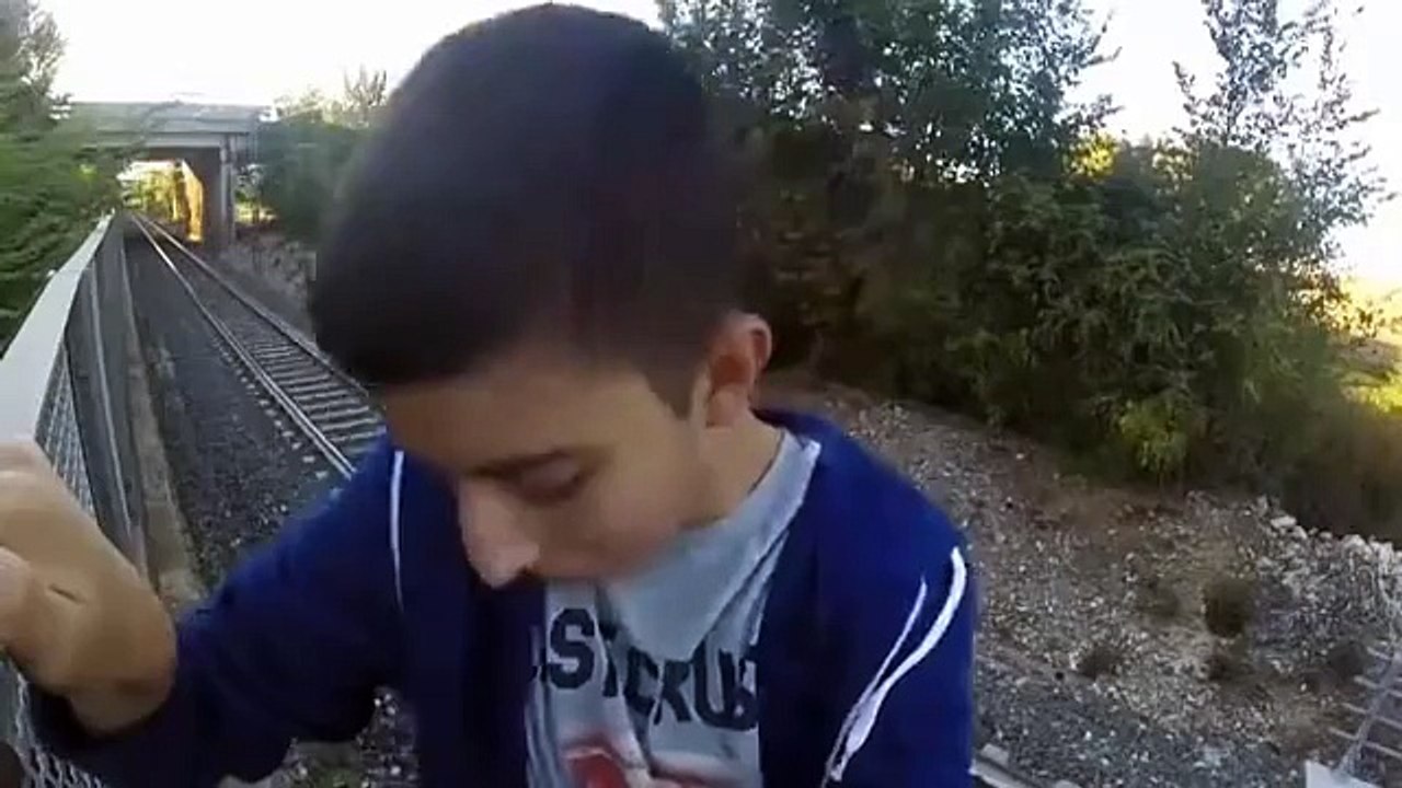 Un gamin s'allonge sous un train en marche