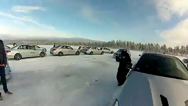 Nico Rosberg se lo pasa en grande sobre hielo