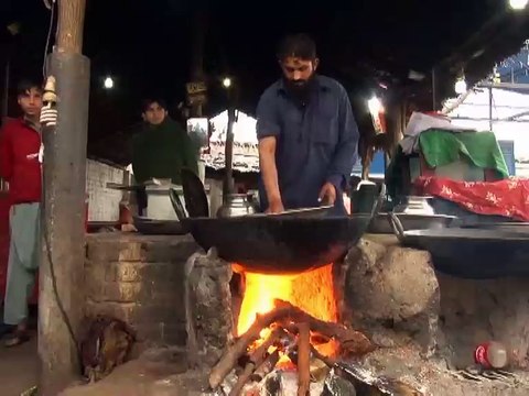 Peshawar fish-seller puts on a show by dunking hands in hot oil