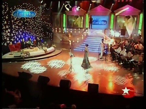 Ebru Gündeş _ Dün akşam yine benim yollarıma bakmışsın SesliRoot.Com