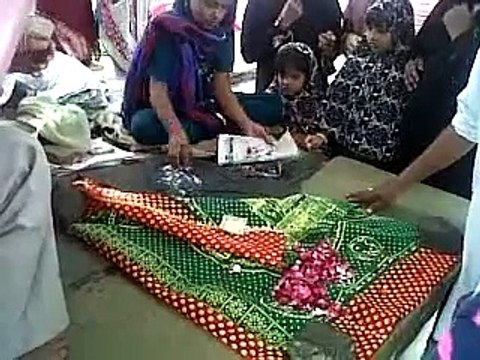 مشرکوں نے بھی شرک کی انتہا کر دی۔ پہلے انسان کی قبر کو پوچا جاتا ۔۔ ۔ ۔ اب طوطے کی قبر بنا ڈالی