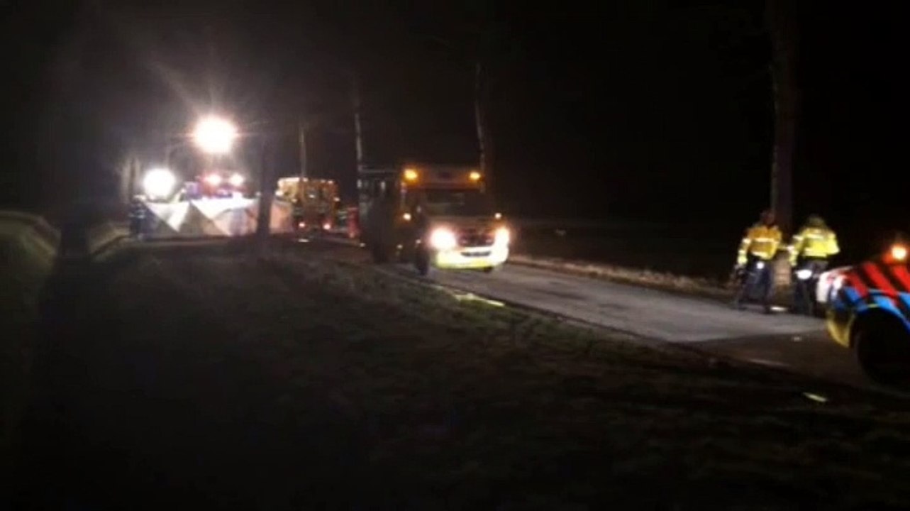 Beelden: Auto botst tegen boom in Zoutkamp - RTV Noord